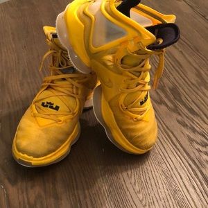 Nike Lebron Men’s Basketball sneakers yellow high tops used size 9